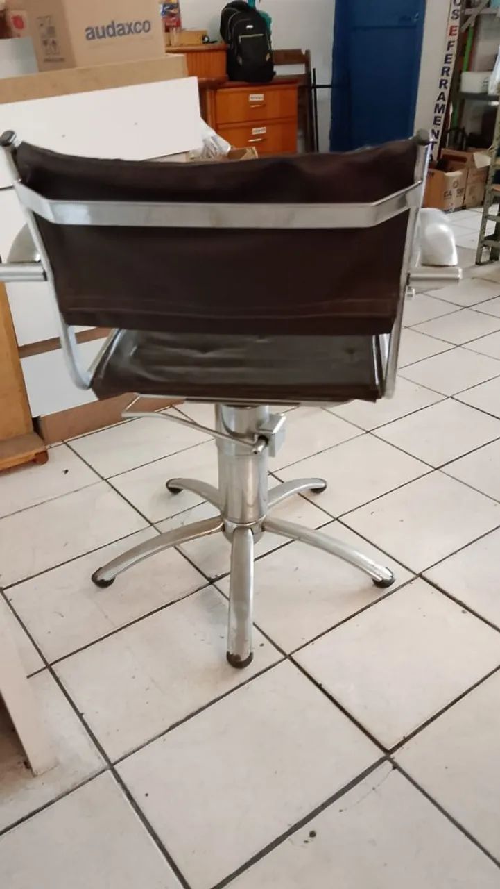 CADEIRA DE CABELEIREIRO PROFISSIONAL PERFEITO ESTADO  - Foto 4