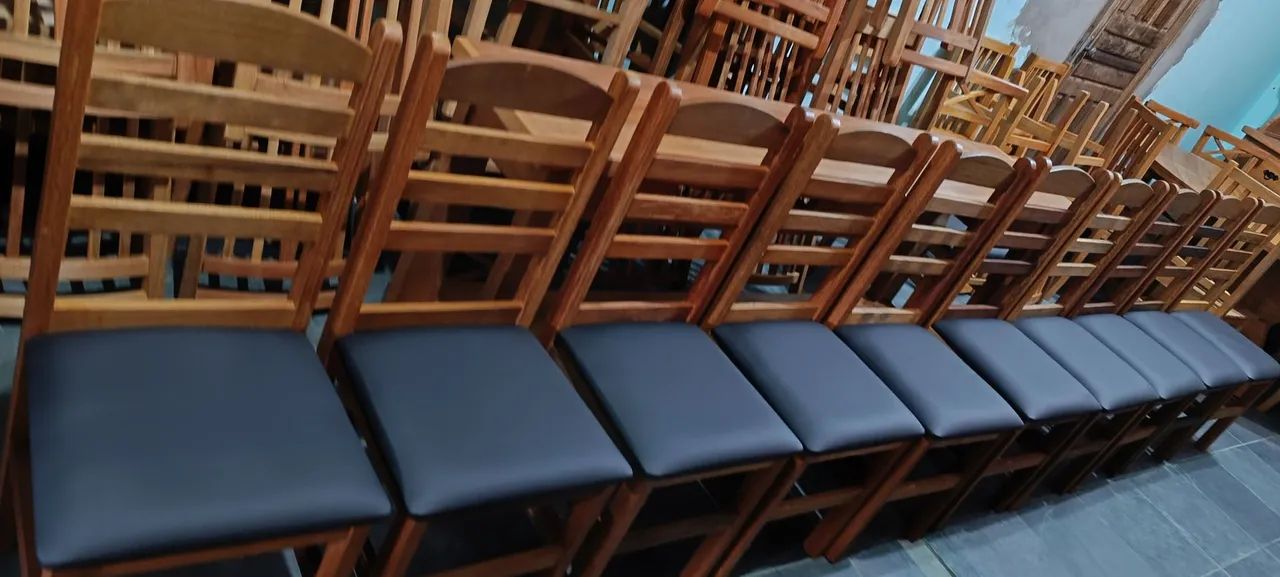 Cadeiras estofadas assento no courvin e madeira maciça $ 220,00 cada - Foto 3