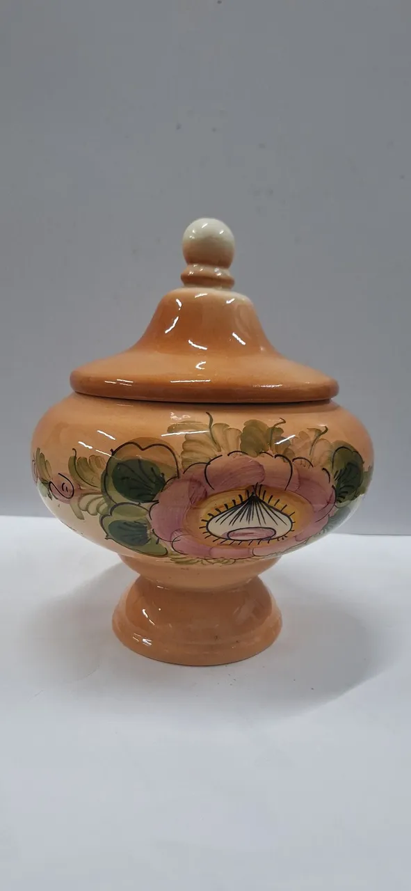 Potiche decorativo com pintura floral