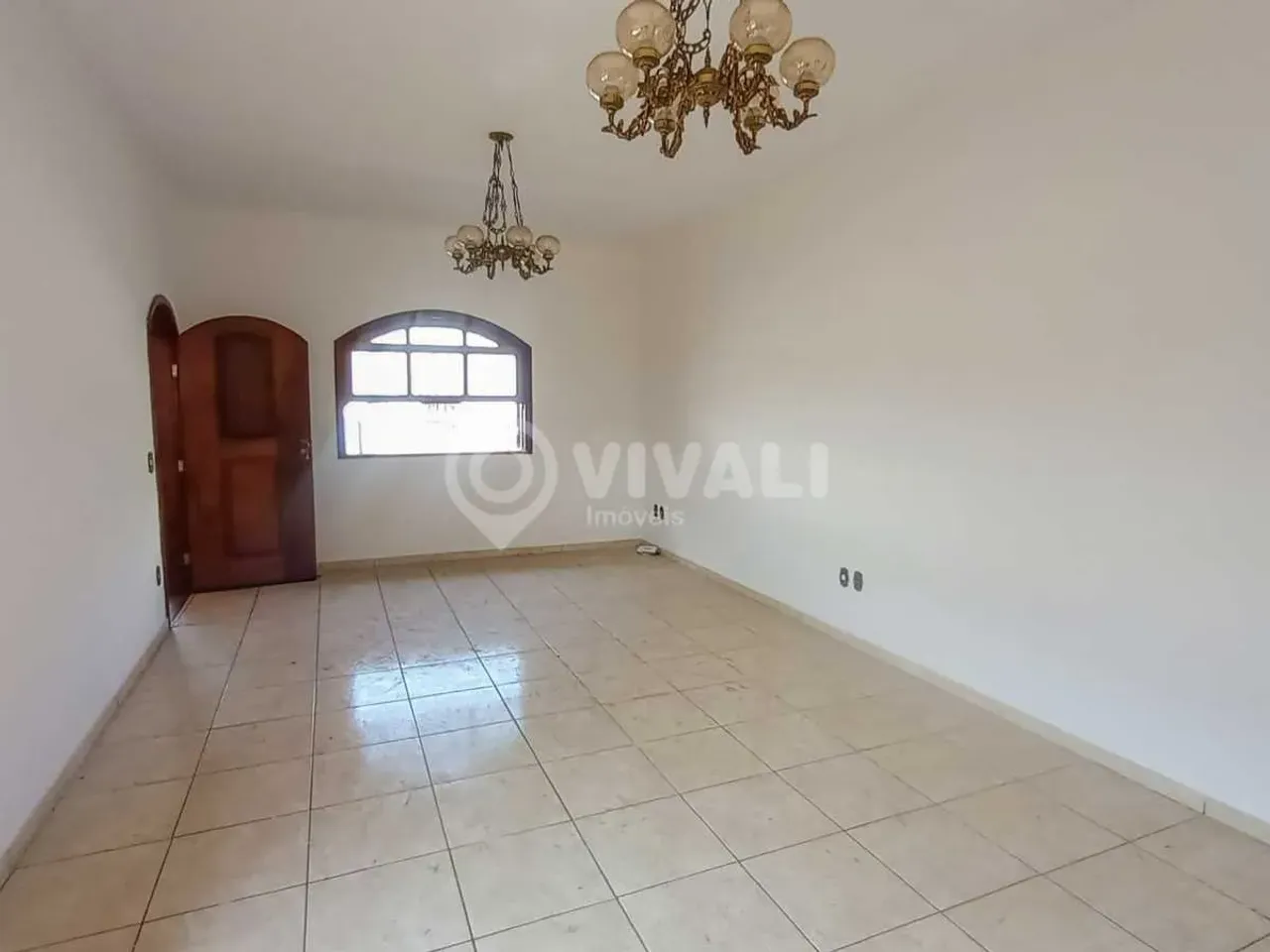 Casa de rua - / Residencial / Vila Brasileira