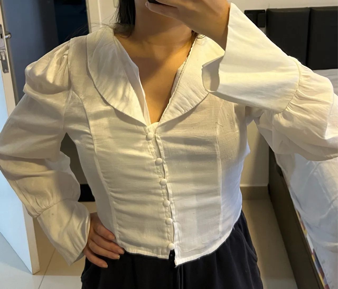 Blusa branca P com mangas bufantes - Foto 2