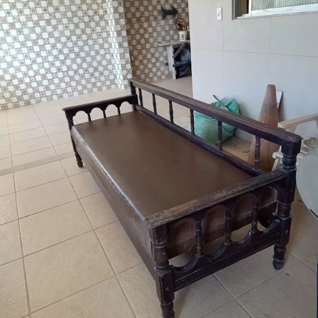 Vendo sofá de madeira com acolchoado Usado! - Foto 4