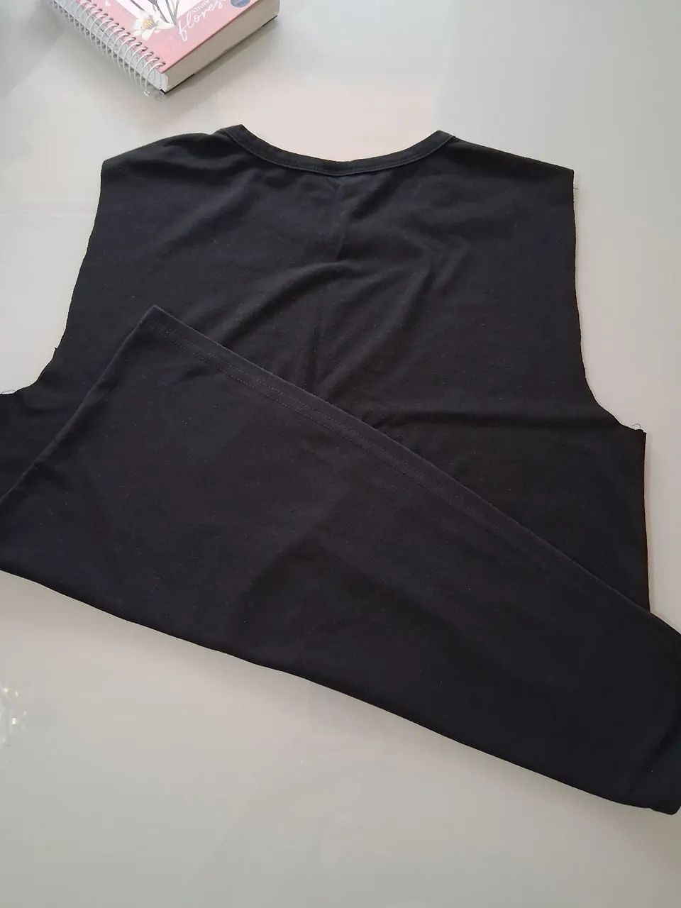 Camiseta (M)   preta s/ manga  Shein  - Foto 3
