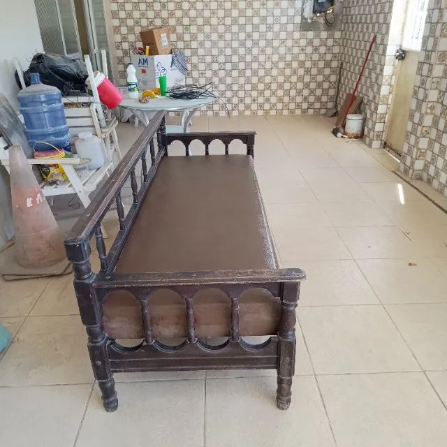 Vendo sofá de madeira com acolchoado Usado! - Foto 3