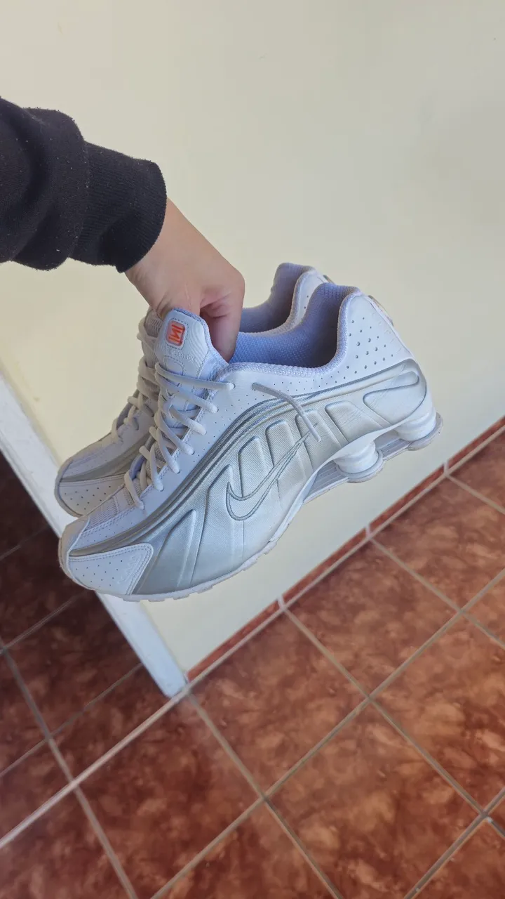 Tênis Nike Shox Branco e Prata