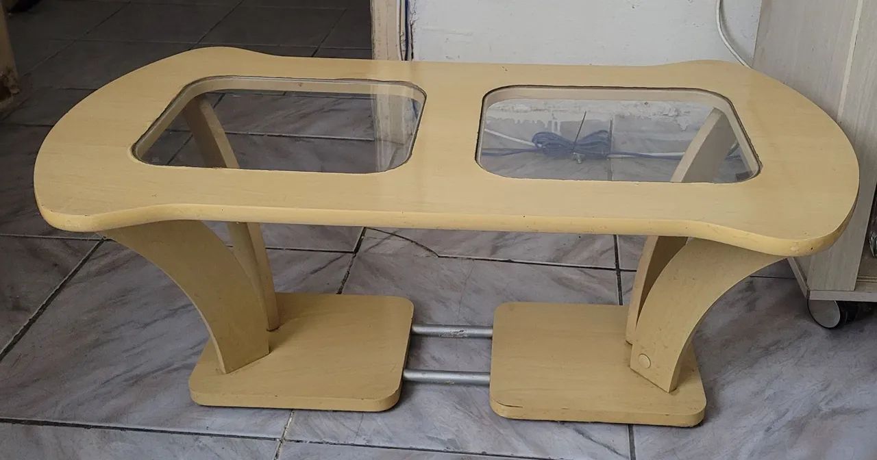 Mesa de centro com design moderno e tampo de vidro