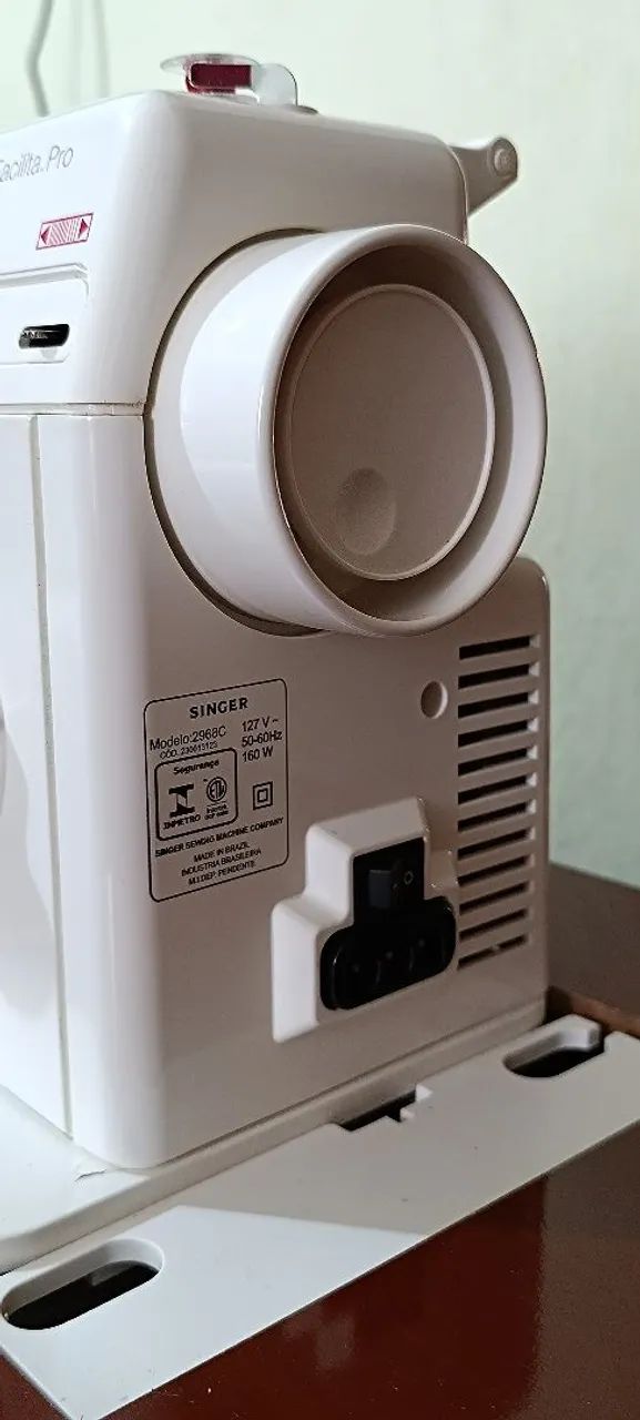 Gabinete embutido com máquina de costura Singer Pro - Foto 2