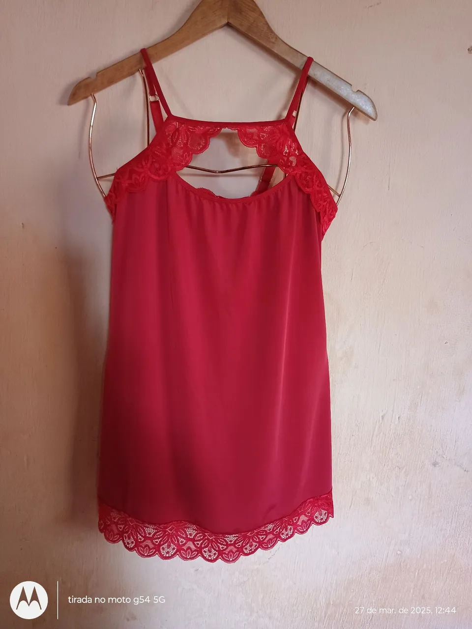 Camisola de renda vermelha