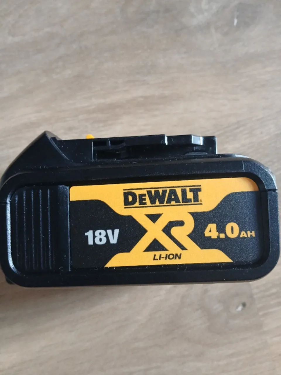 Dewalt bateria 18V 4.0 AH compativel com caregador DCB 107/DCB112