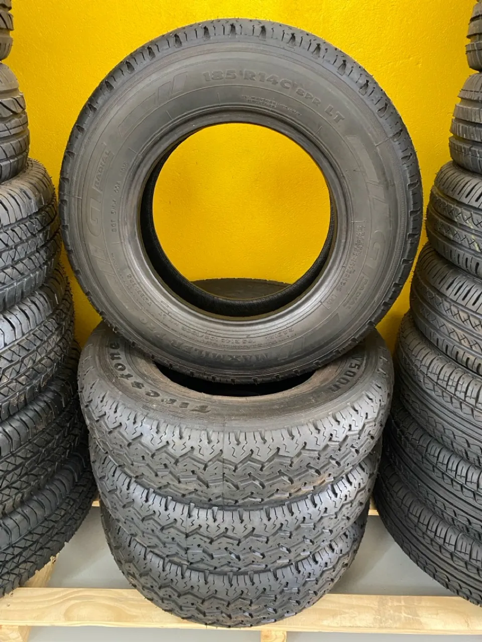 02 PNEUS 185 R14 CARGA 8 LONAS RESSOLADOS