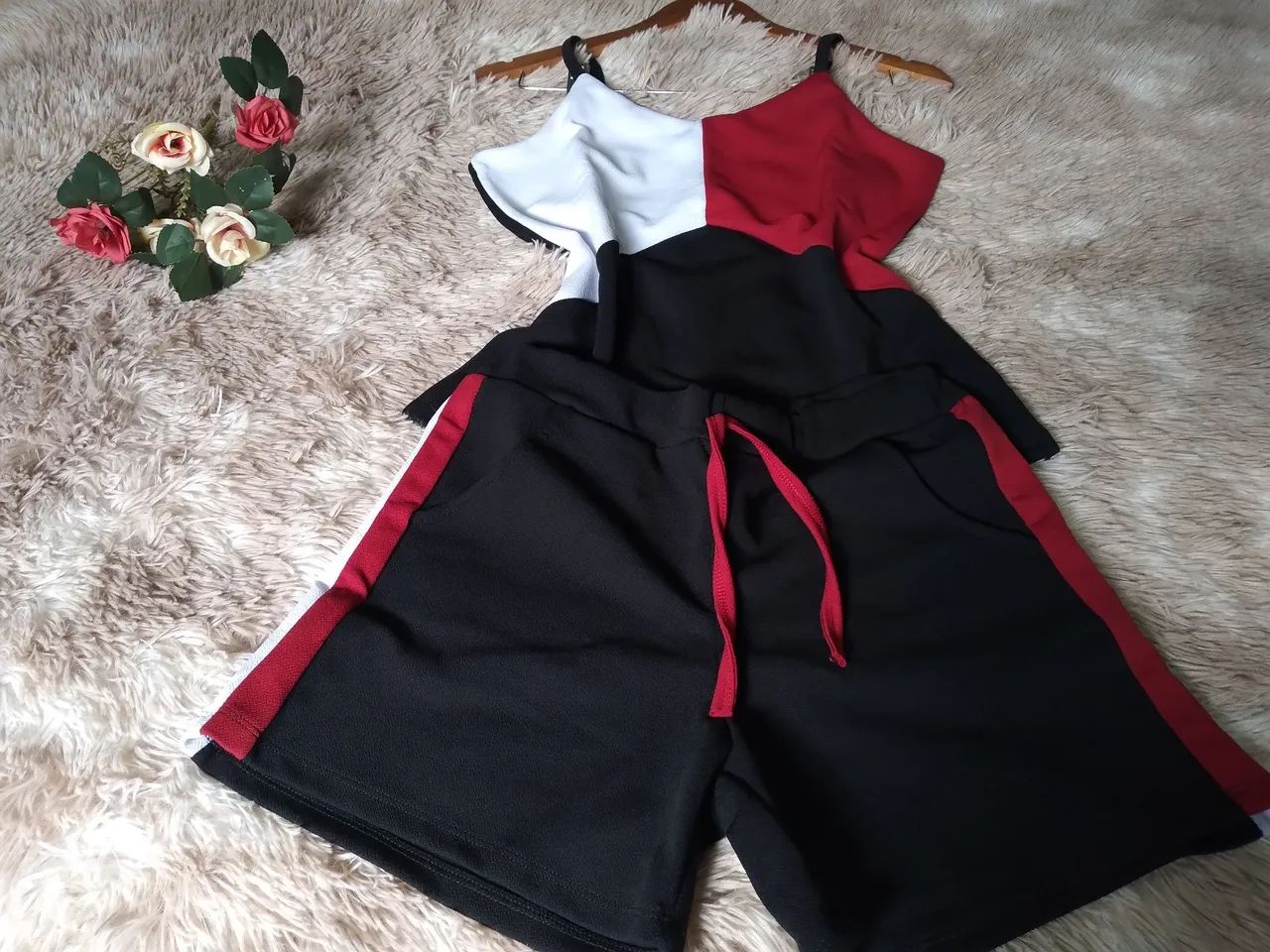 Conjunto blusa e short preto com detalhe tricolor  - Foto 4