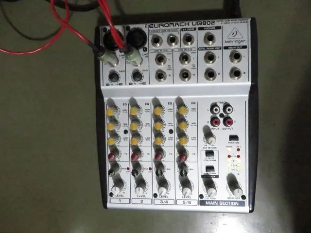 Mesa de Som Behringer Eurorack UB-802
