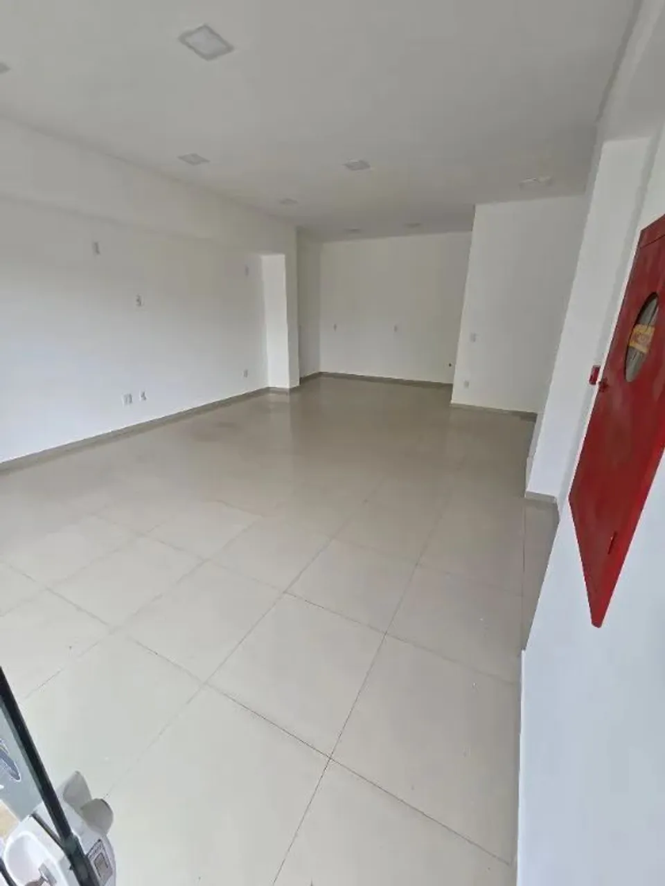 Sala comercial para alugar no Centro de Camboriú!