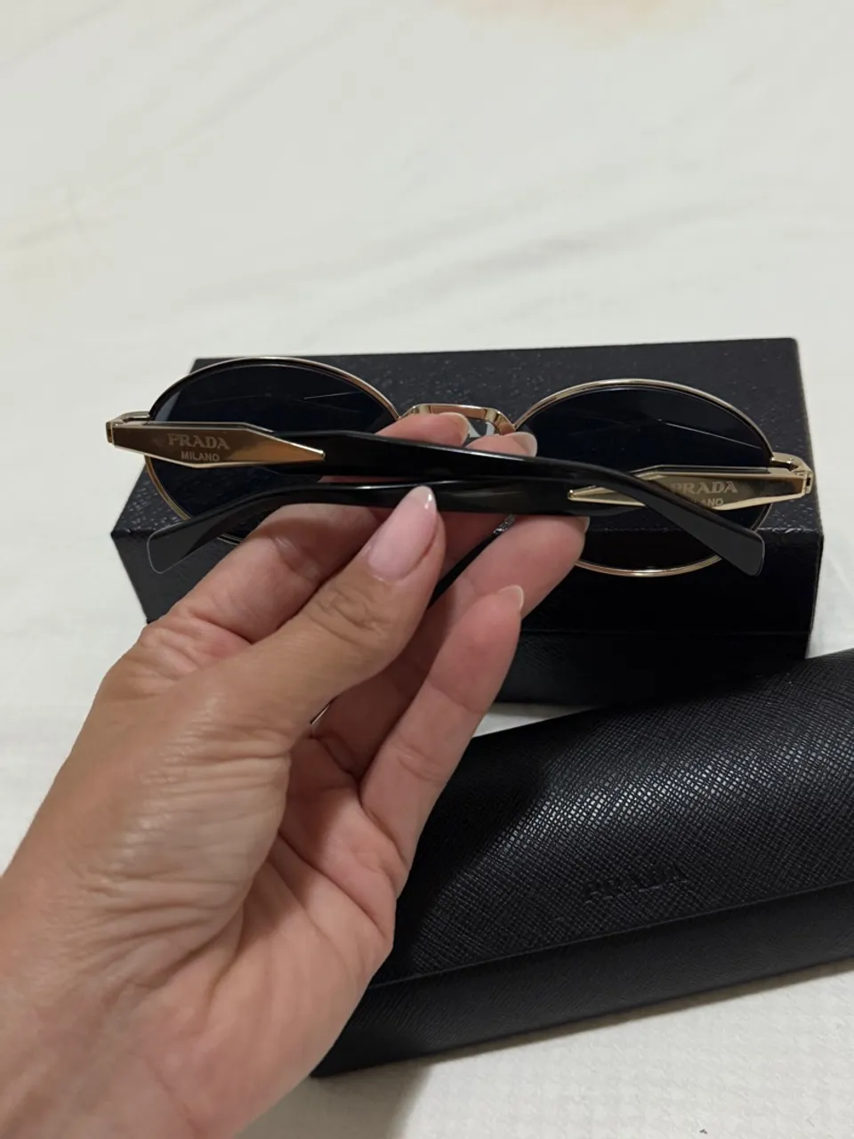Óculos de Sol Prada - Elegância e Estilo!