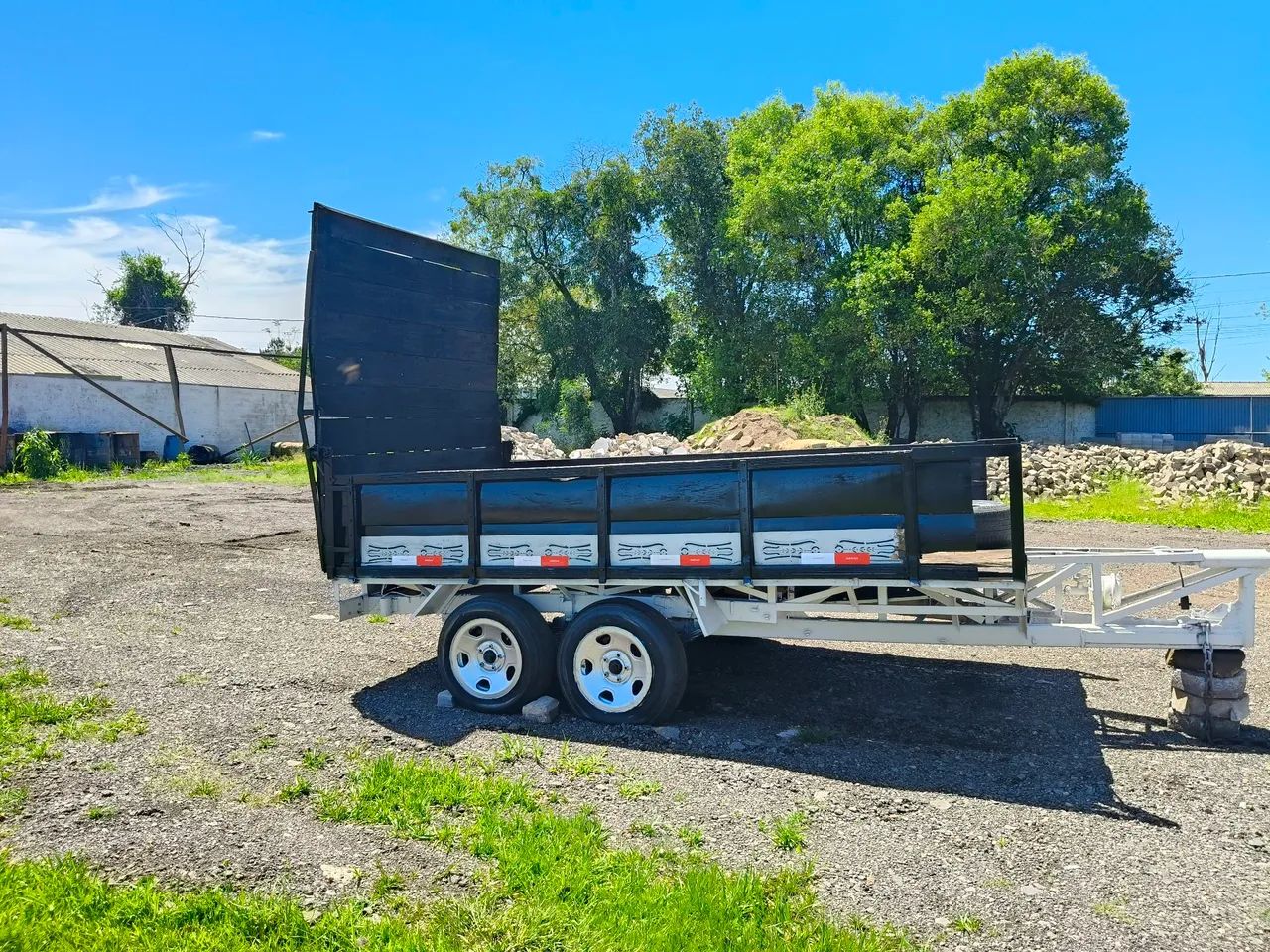 Reboque para máquinas tipo bobcat, mini escavadeira e rolo compactador. Emplacado