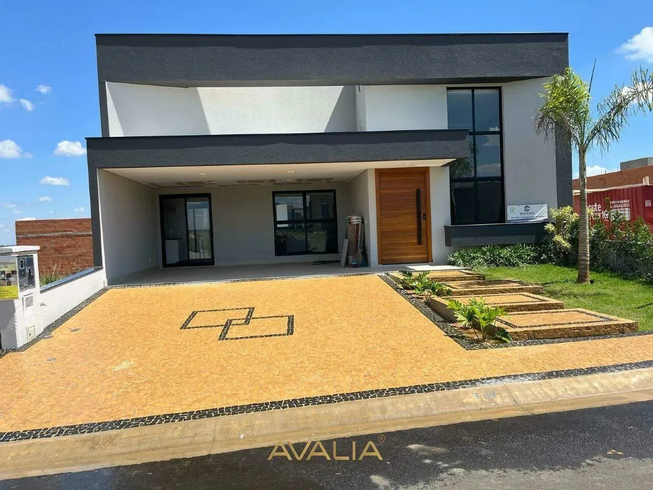 Casa Térrea três suites e piscina novinha no Condomininio Dona Maria Candida.