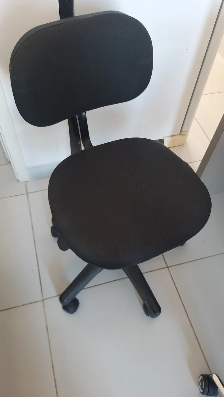 Cadeira de escritório preta confortável