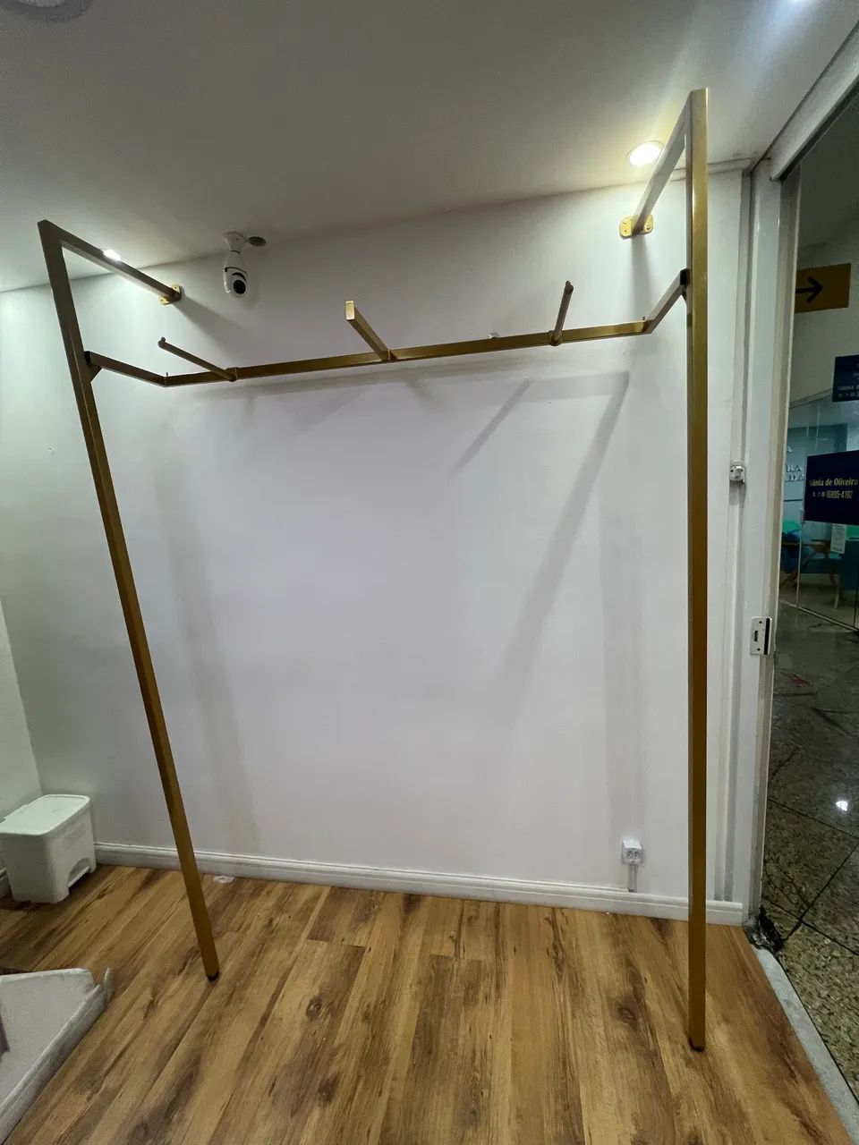 Arara de parede dourada loja