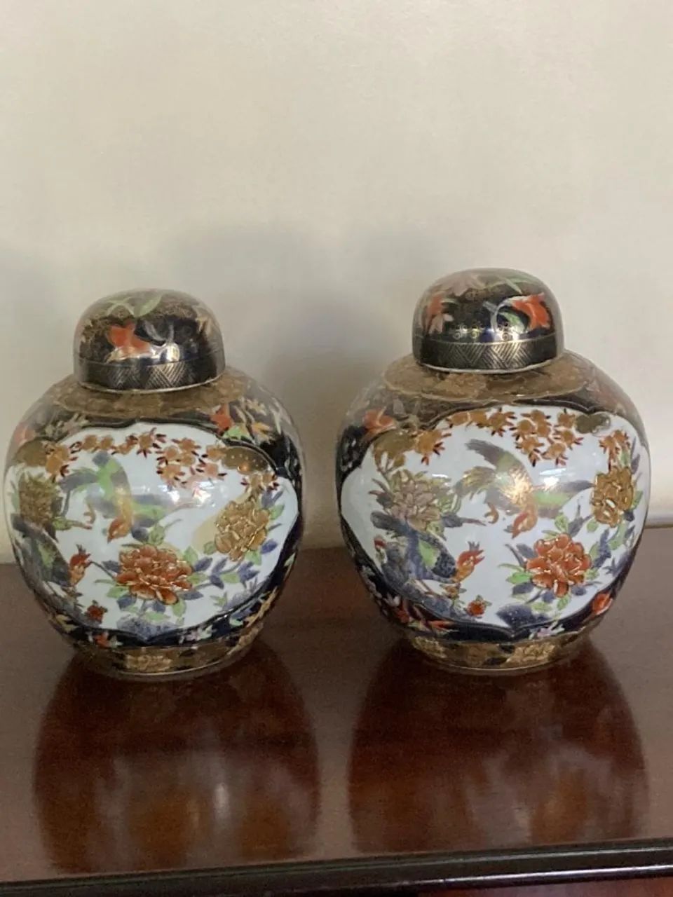 Par de Potiches Chineses com Tampa - Porcelana Decorativa com Dourado