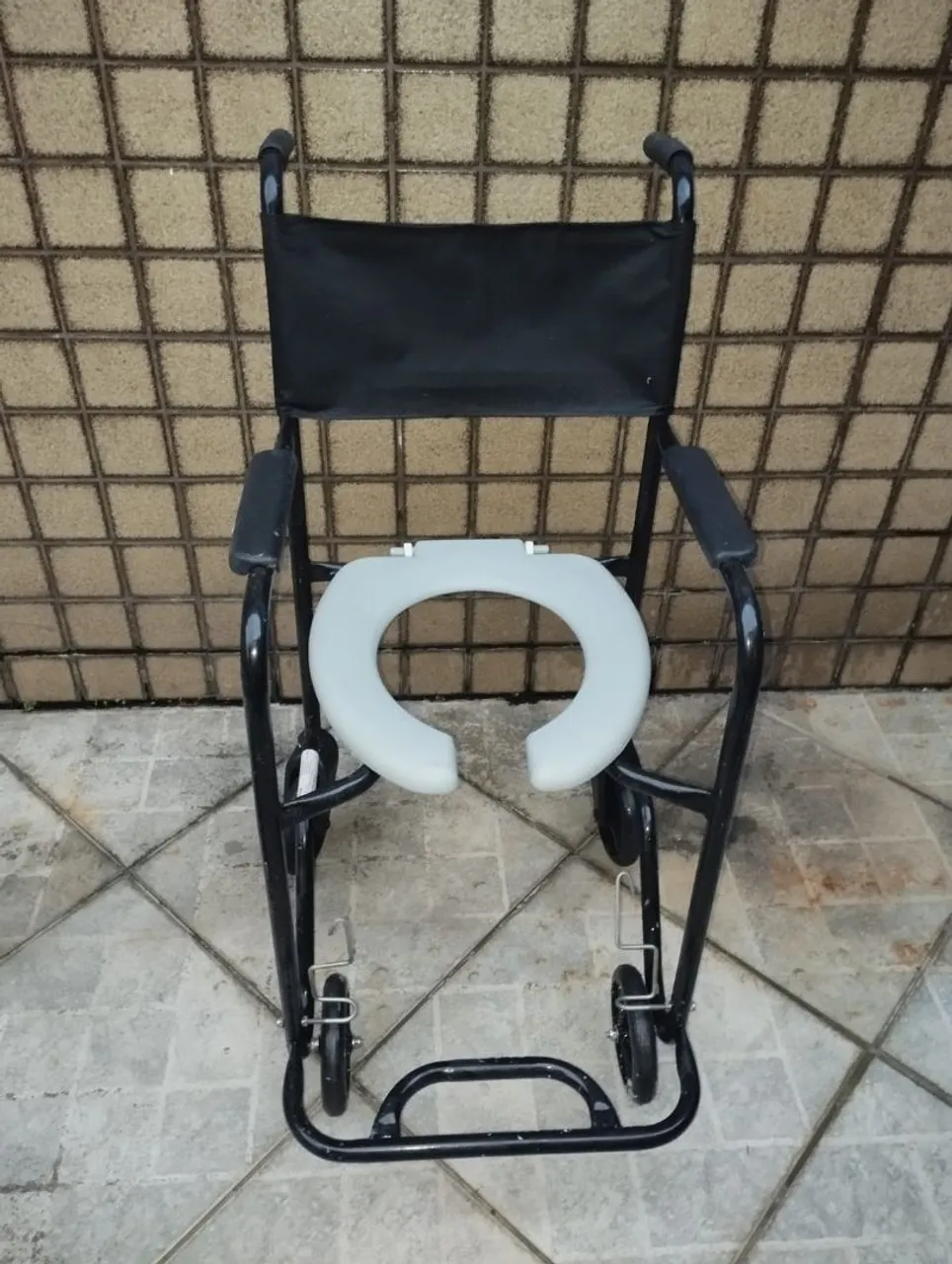 Cadeira de Banho com Rodas - Conforto e Mobilidade