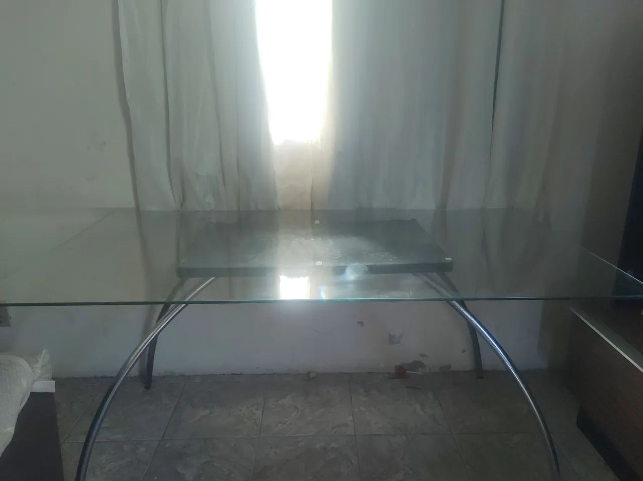 Mesa de vidro, com o conjunto de 6 cadeiras brancas  - Foto 4
