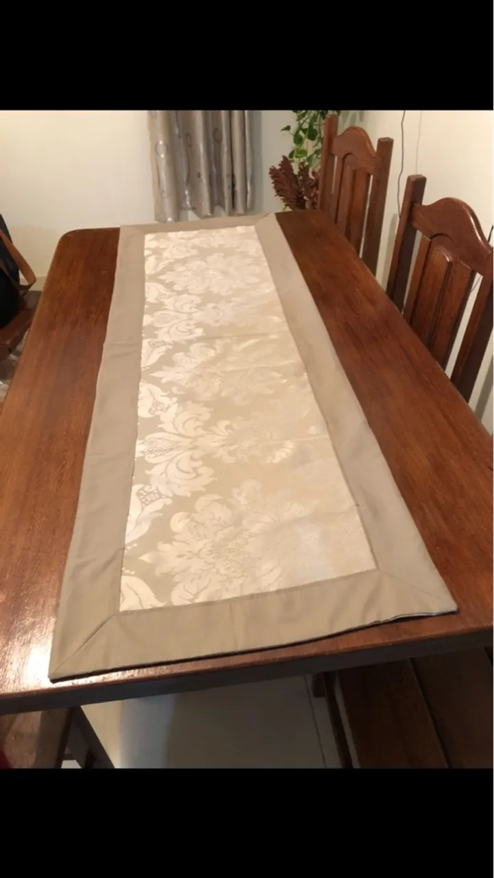 Mesa com 6 cadeira, madeira maciça 