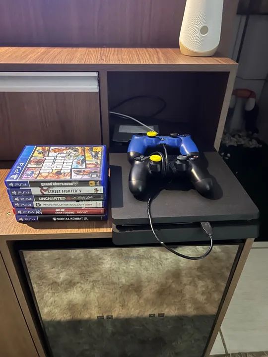 Playstation 4 com jogos e controles