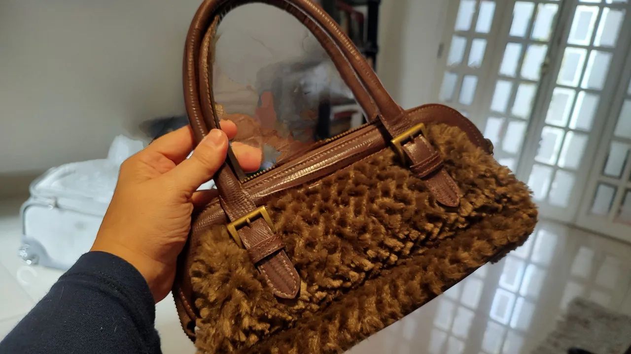 Bolsa Fillity, de Ombro em Pelúcia Marrom e Couro