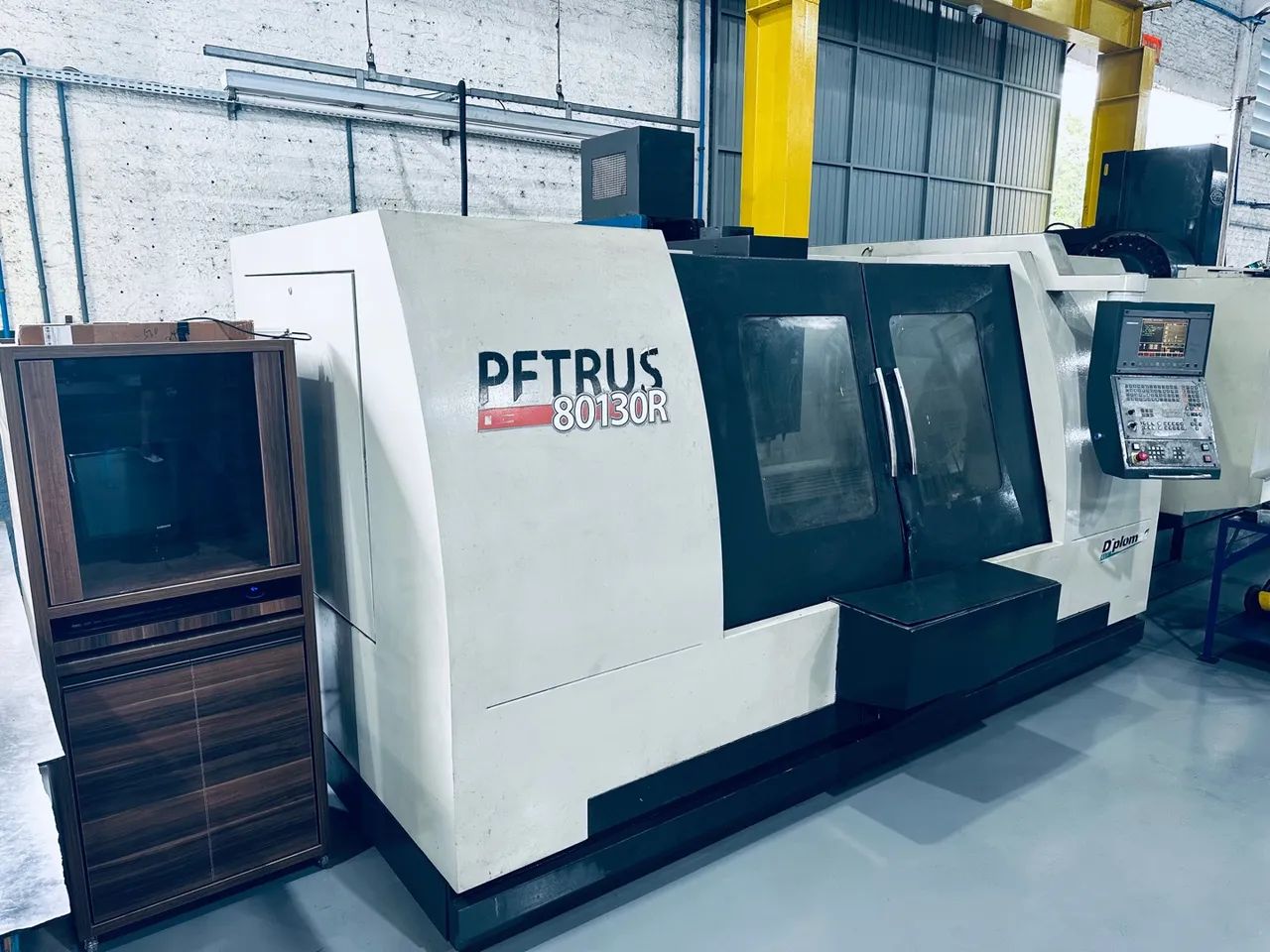 Centro de Usinagem CNC Petrus 8013R