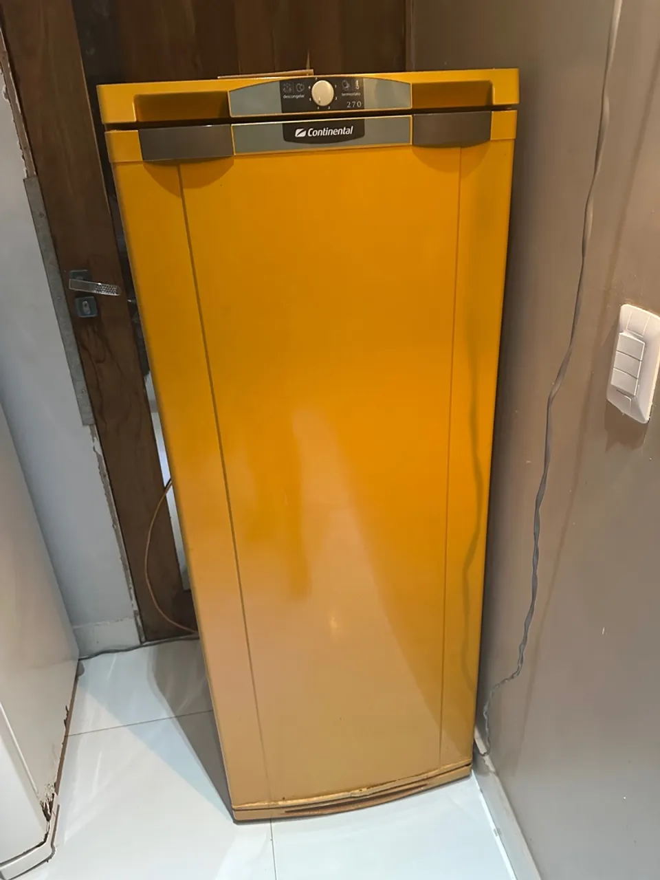 Geladeira Continental amarela