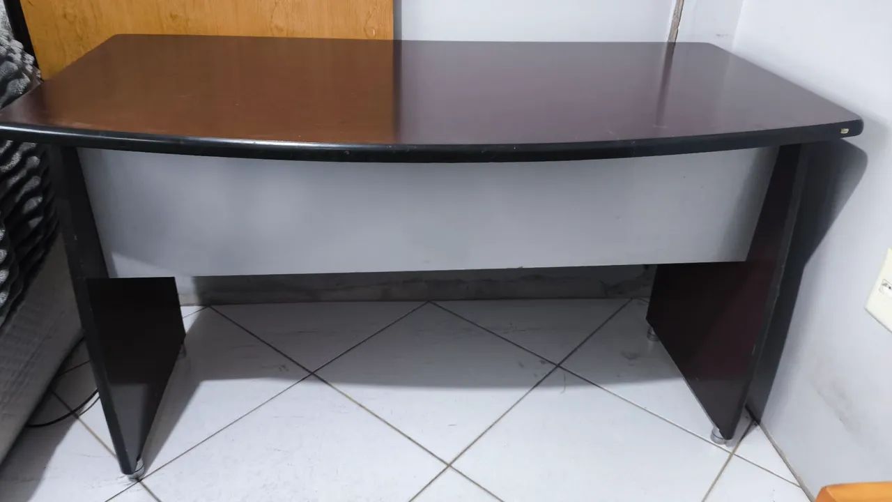 Mesa de escritório tampo de 2.5 e vidro grosso. - Foto 2