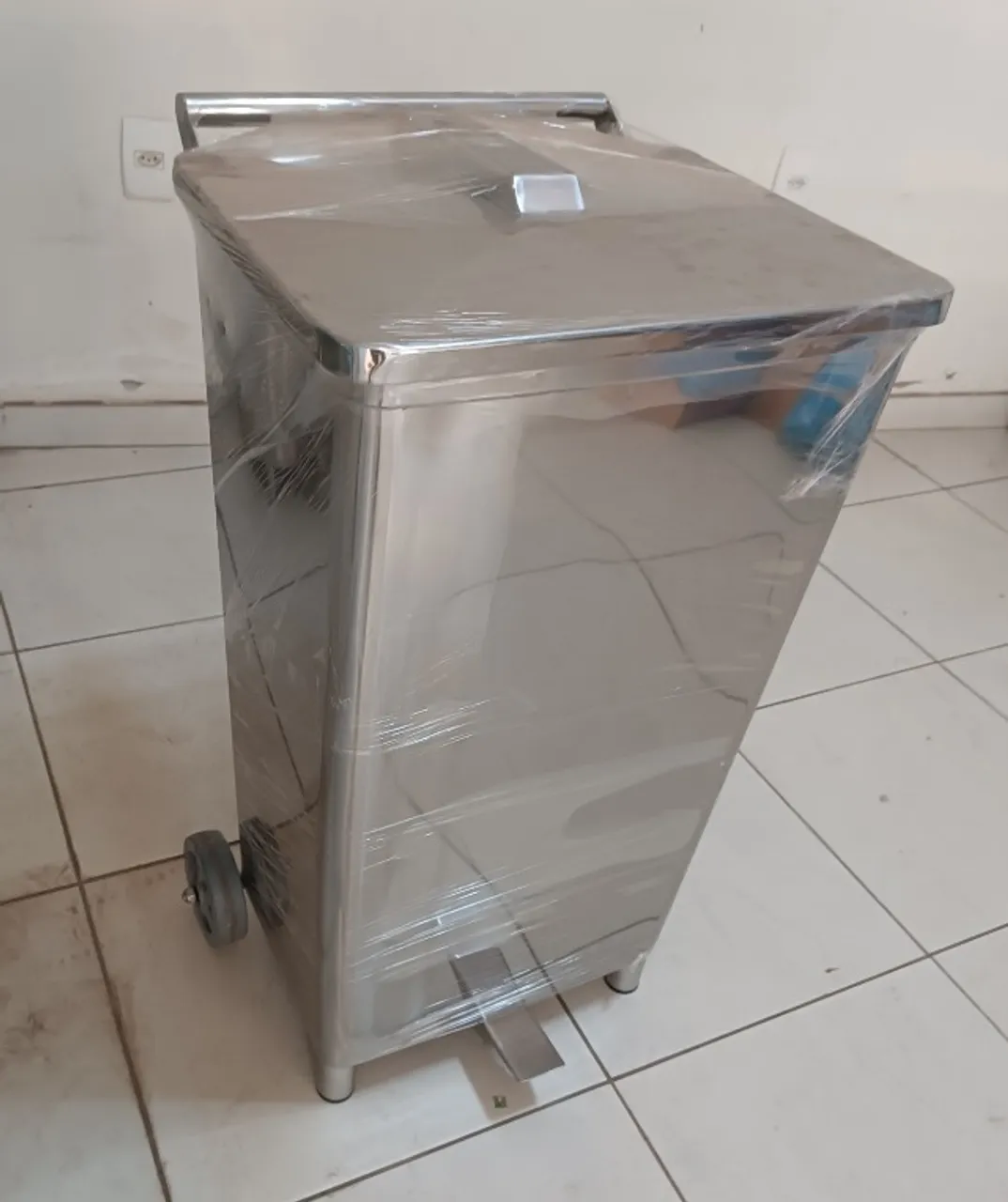 Lixeira industrial com rodas