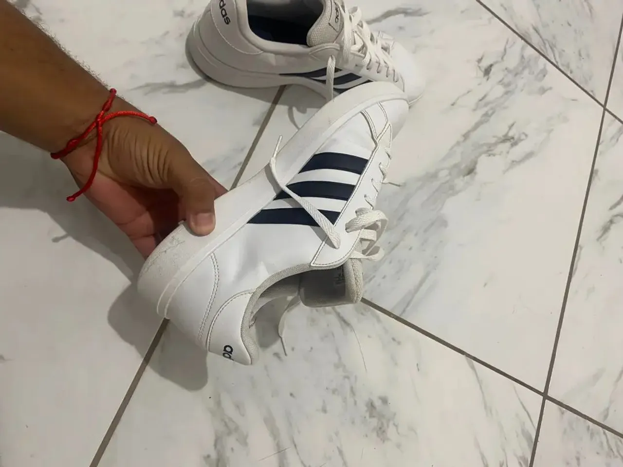 Tênis Adidas Branco com Listras Azuis