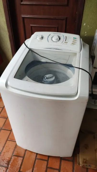 maquina de lavra roupa funcionando 