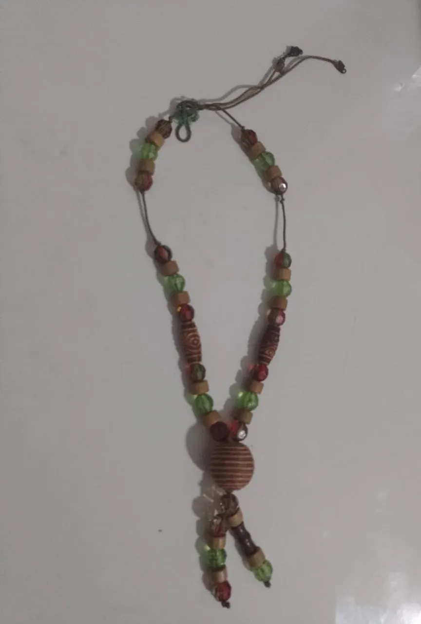 Colar Artesanal com Miçangas Coloridas feito a mão