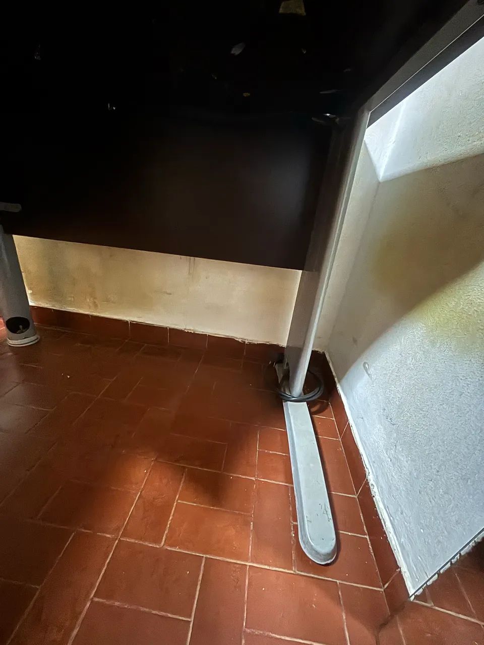 Mesa Para escritório Grande com Tomada e ponto de internet e telefone - Foto 4