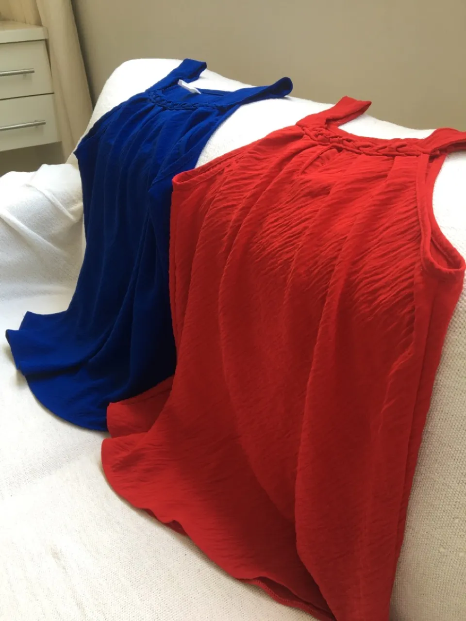 Blusas e vestidos