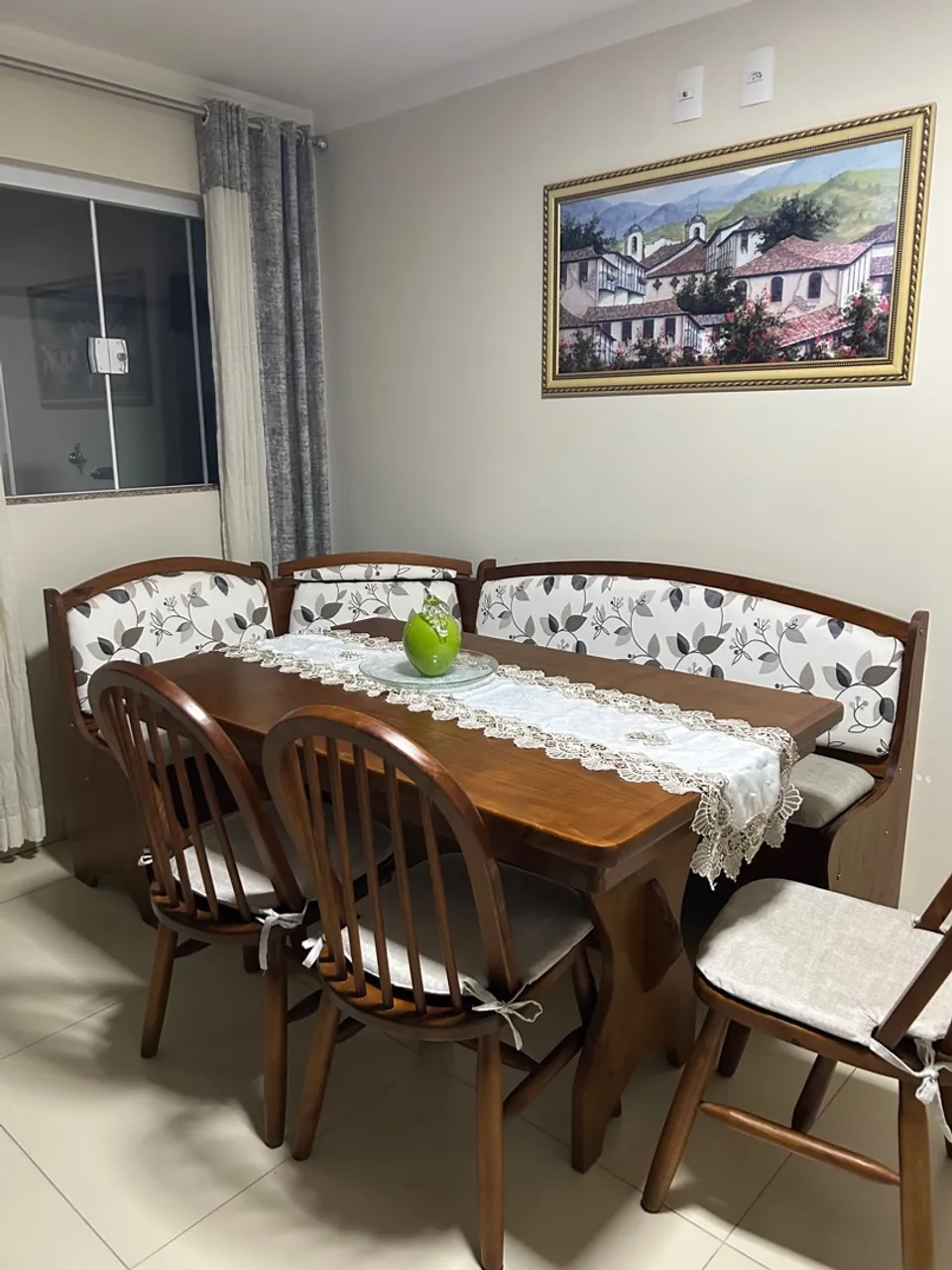 Mesa de Jantar com Bancada e Cadeiras