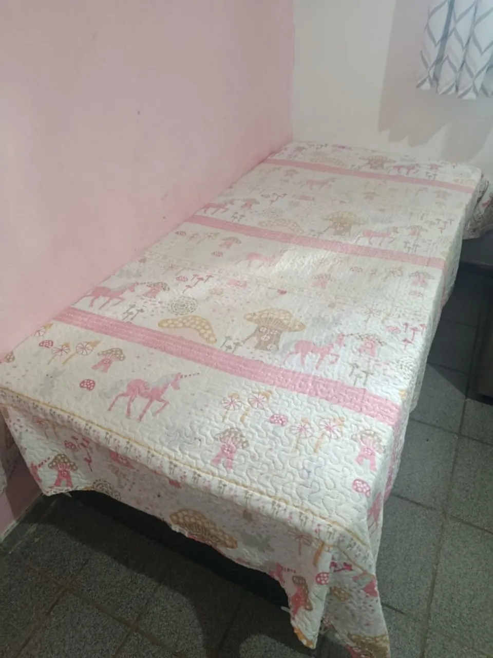 Cama de solteiro infantil com edredom temático