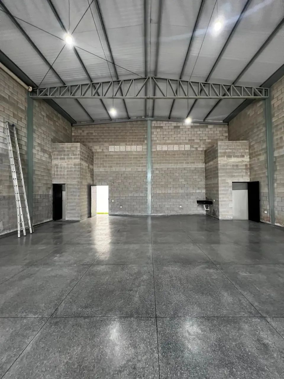 Imóvel para aluguel possui 234 metros quadrados em Jardim das Oliveiras - Senador Canedo - - Foto 2