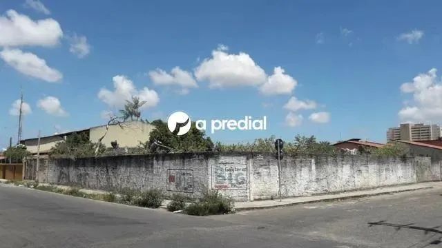 Amplo terreno de esquina, 4.732,25 m².