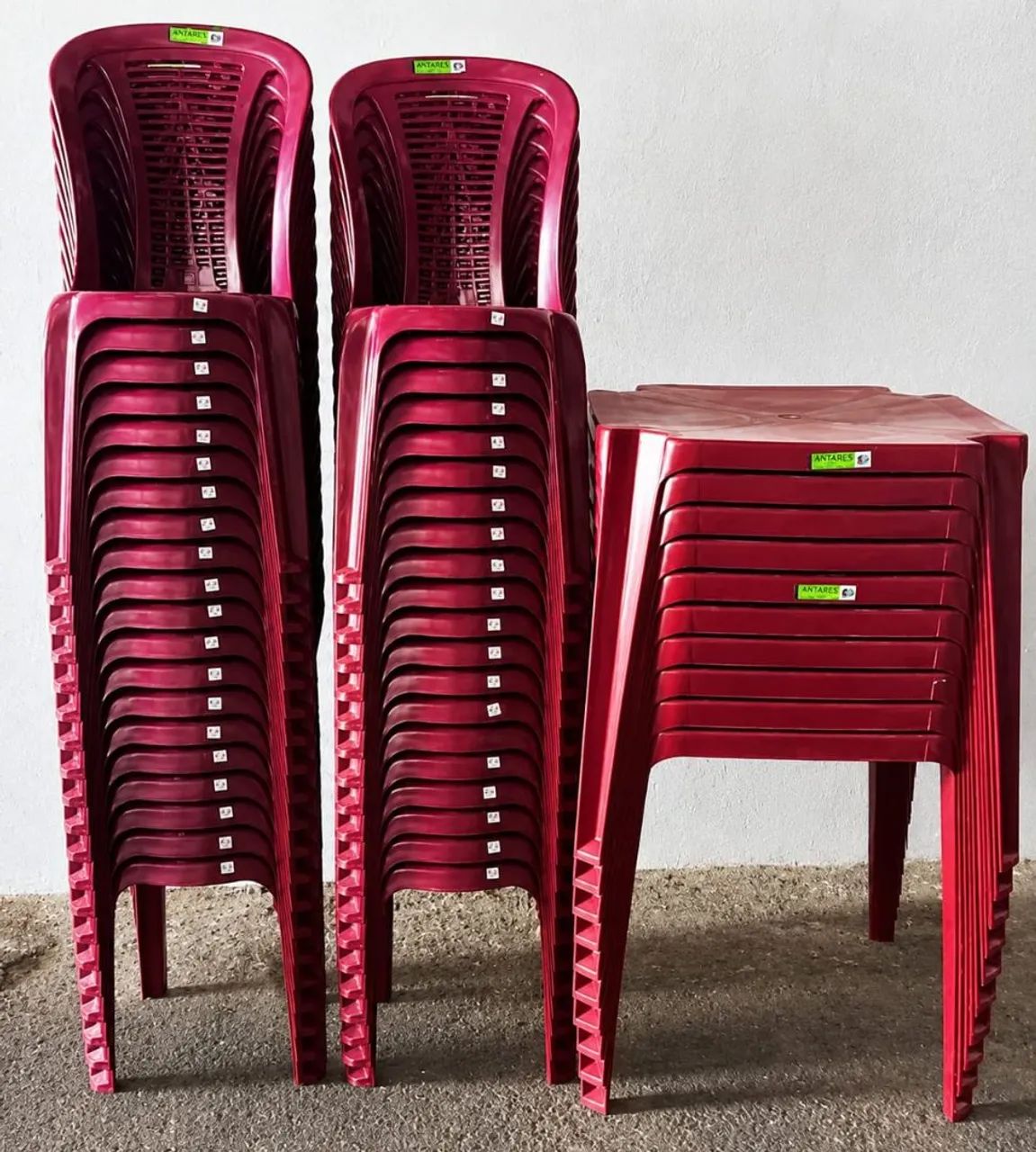 Conjunto de Mesa e Cadeiras de Plástico 