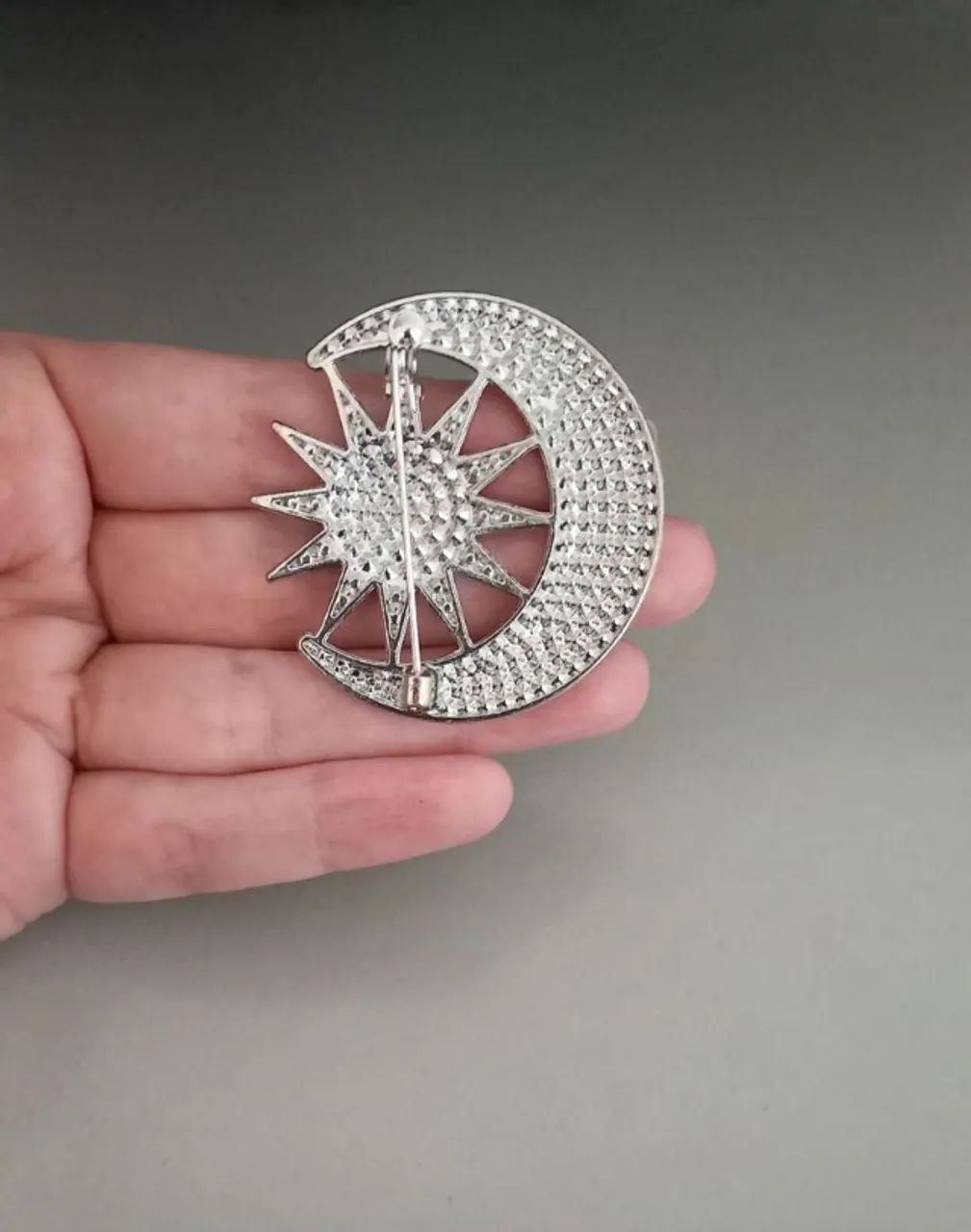Broche de Lua e Sol Cor Prata com Strass (novo) - Foto 5