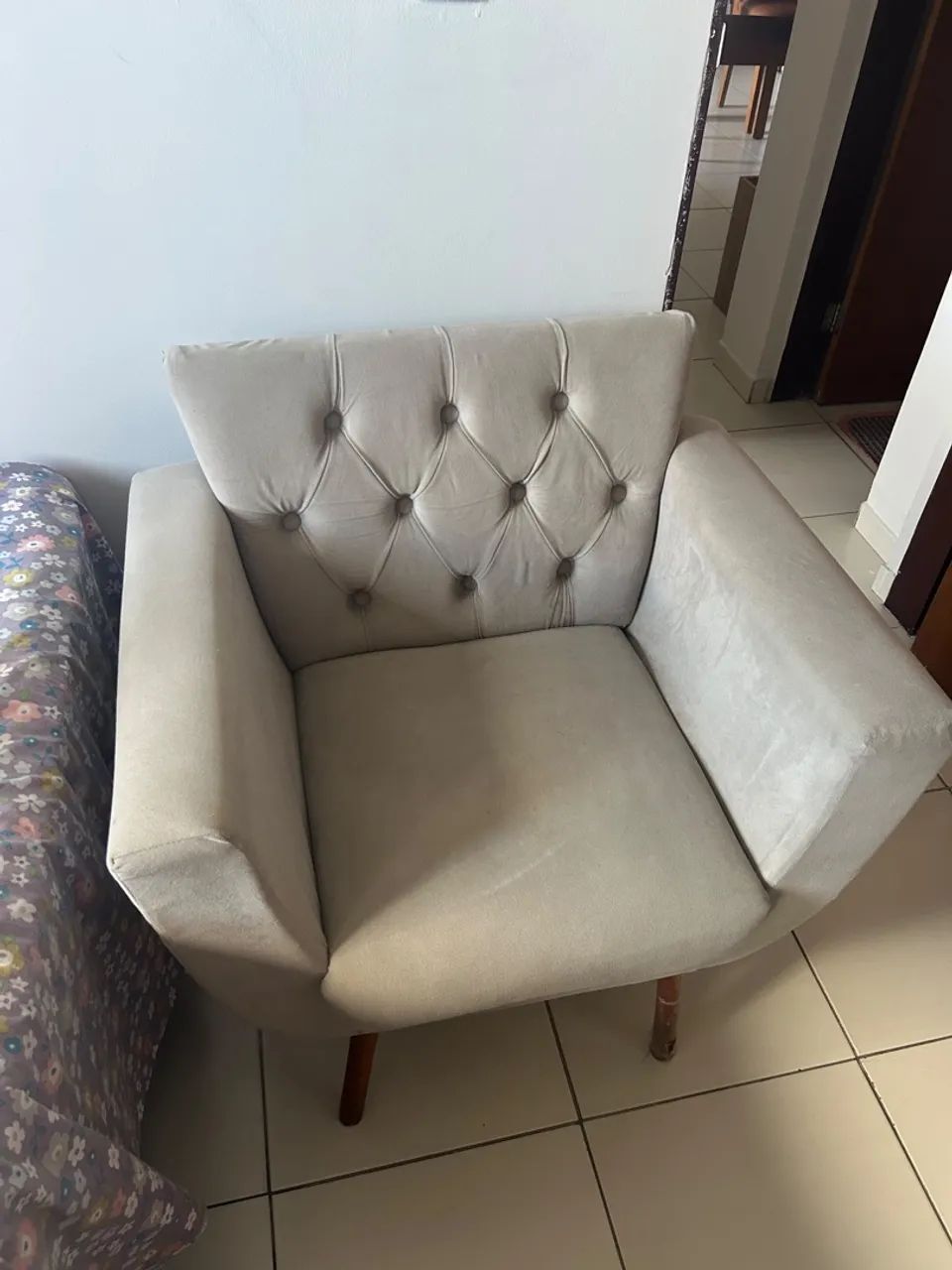 Vendo par de Poltronas em tecido Bege - Foto 2