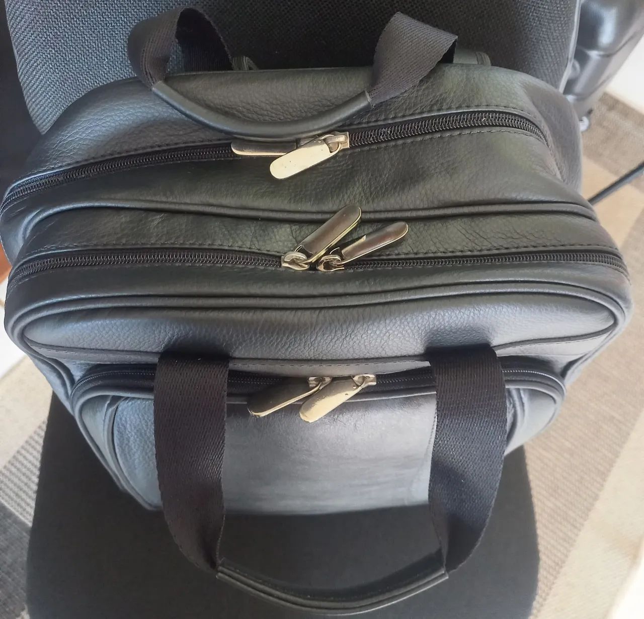 Mochila em couro legítimo, porta notebook,  cor : preta   - Foto 2