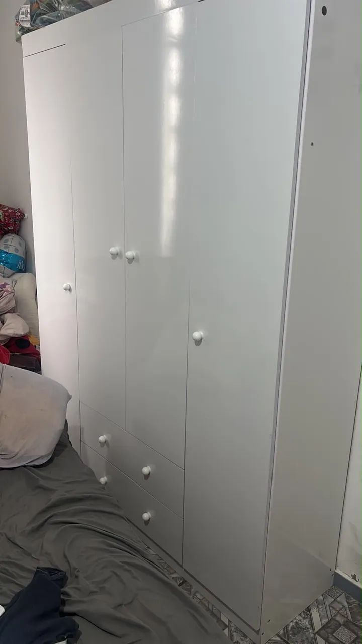 Quarto de bebê com armário, berço, cômoda e cadeira de amamentação 