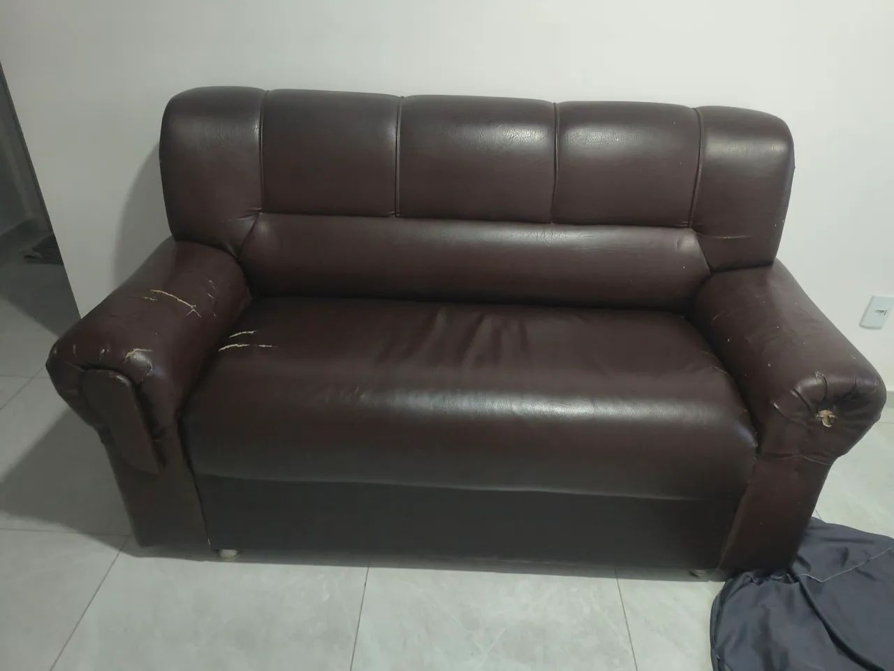 Vende se sofá 3 lugares em courino 