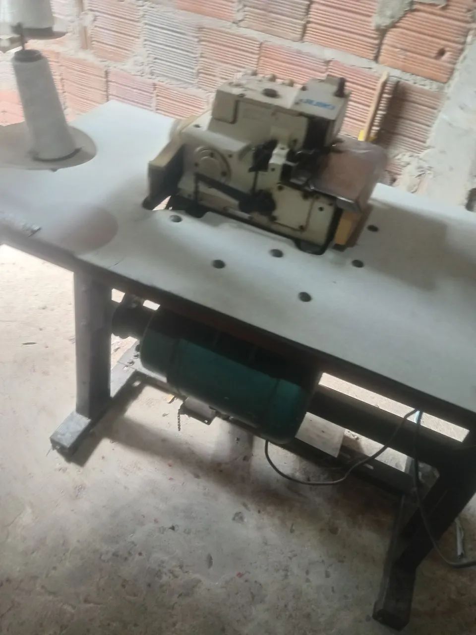 Maquina de costura overlooque em bom estado  - Foto 2