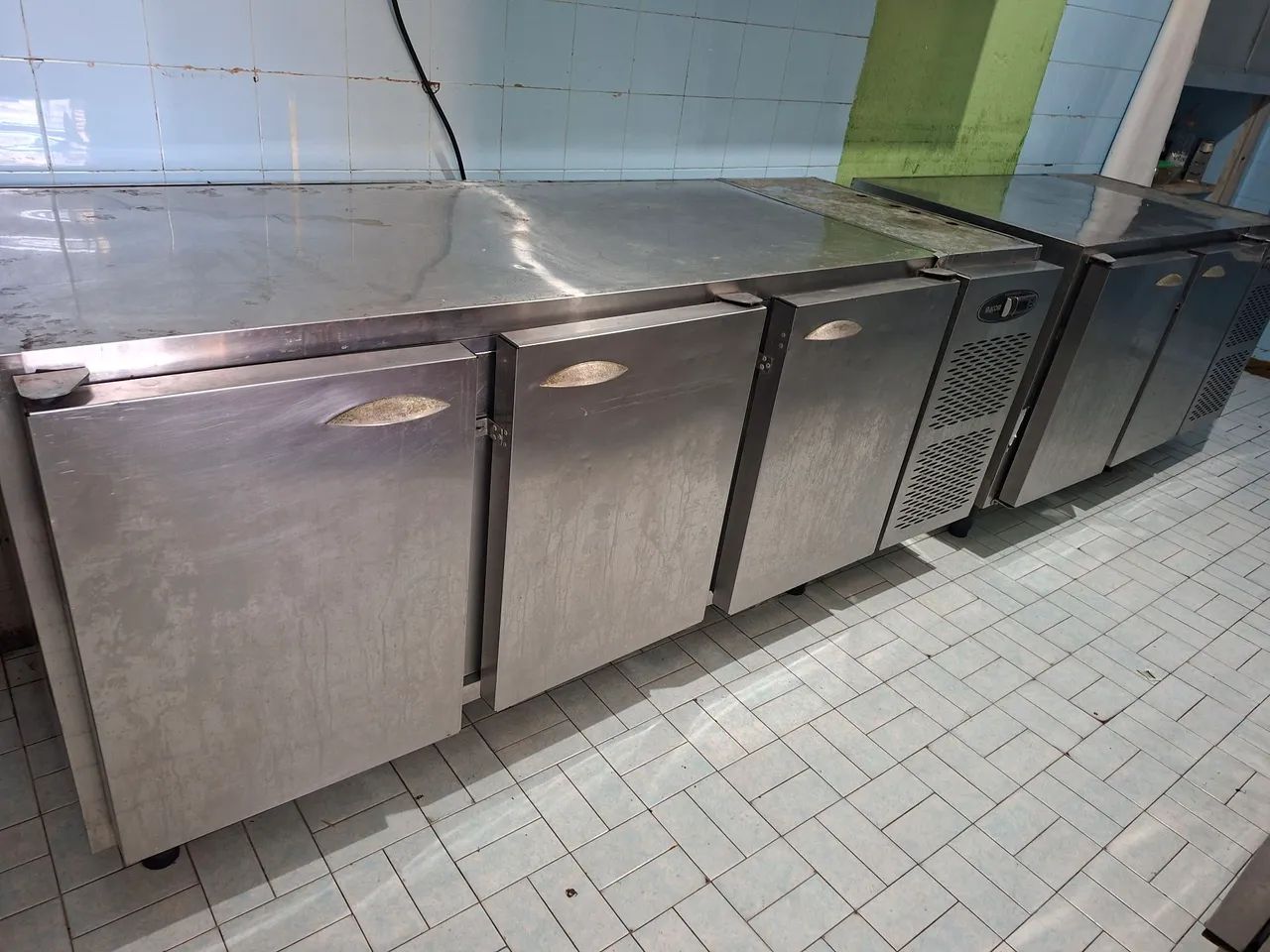 Balcões em aço inox refrigerada.