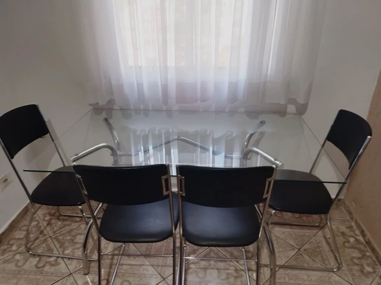 Mesa de Vidro com Base de Alumínio + 4 Cadeiras - Semi-Nova - Foto 4